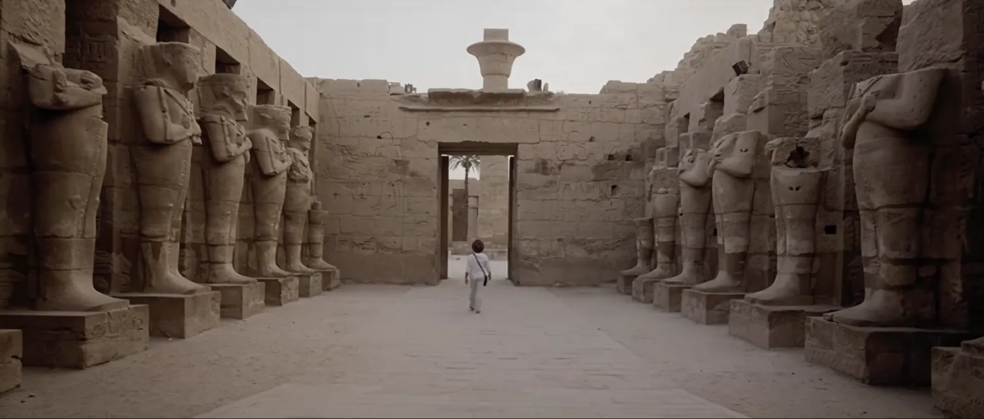 Guilhem dans le temple de Karnak