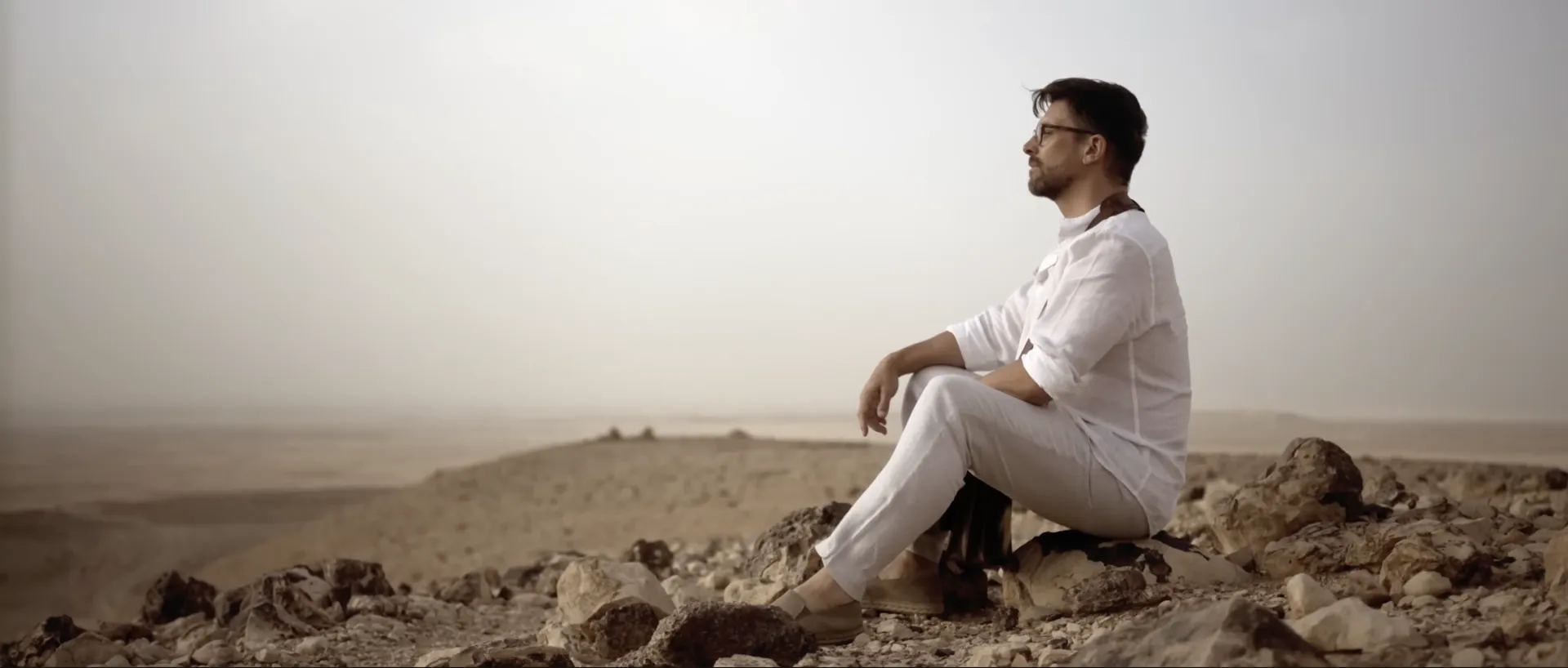 Guilhem en contemplation dans le désert