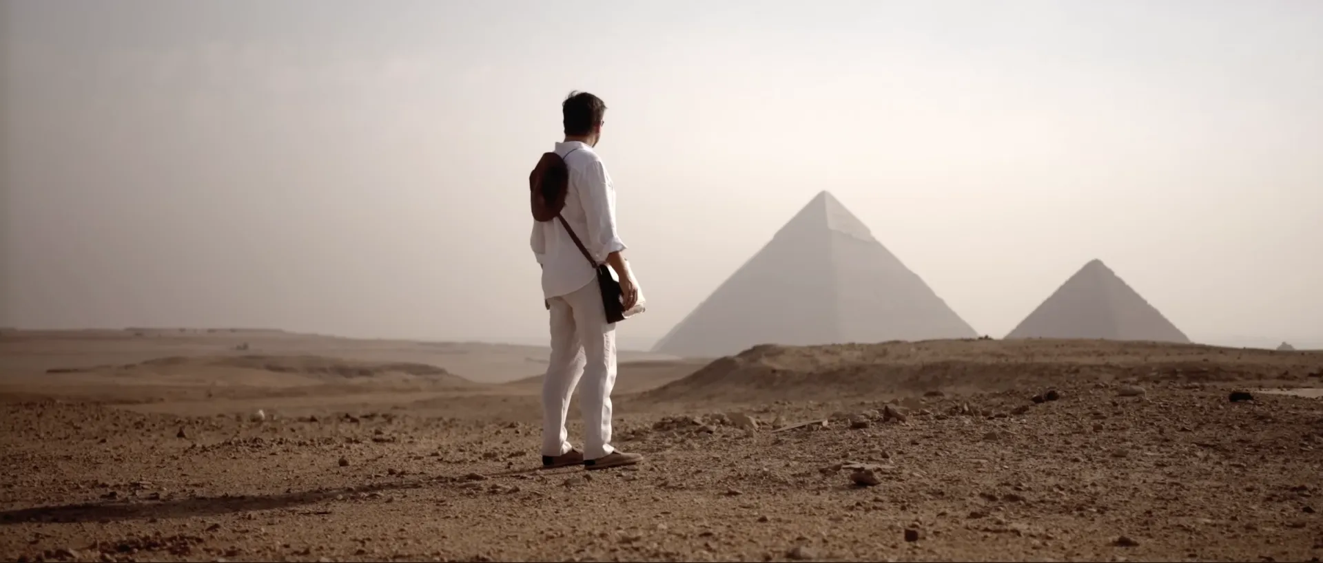 Guilhem face aux pyramides de Gizeh