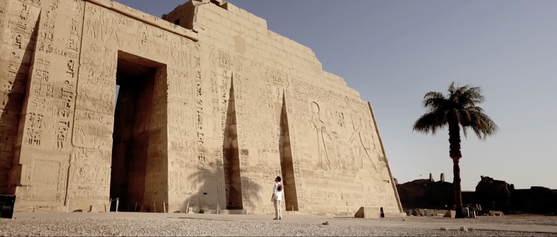 Guilhem devant un mur de hiéroglyphes